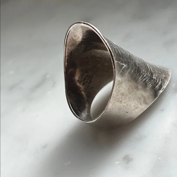 Elegant Silver Hammered Ring size 8 - Picture 5 of 5